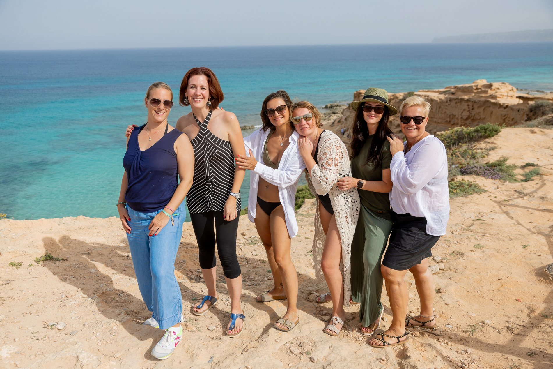 Frauengruppe am türkisen Meer auf Ibiza